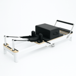 Weißer klappbarer Pilates Reformer aus Aluminium mit Box und Gurten