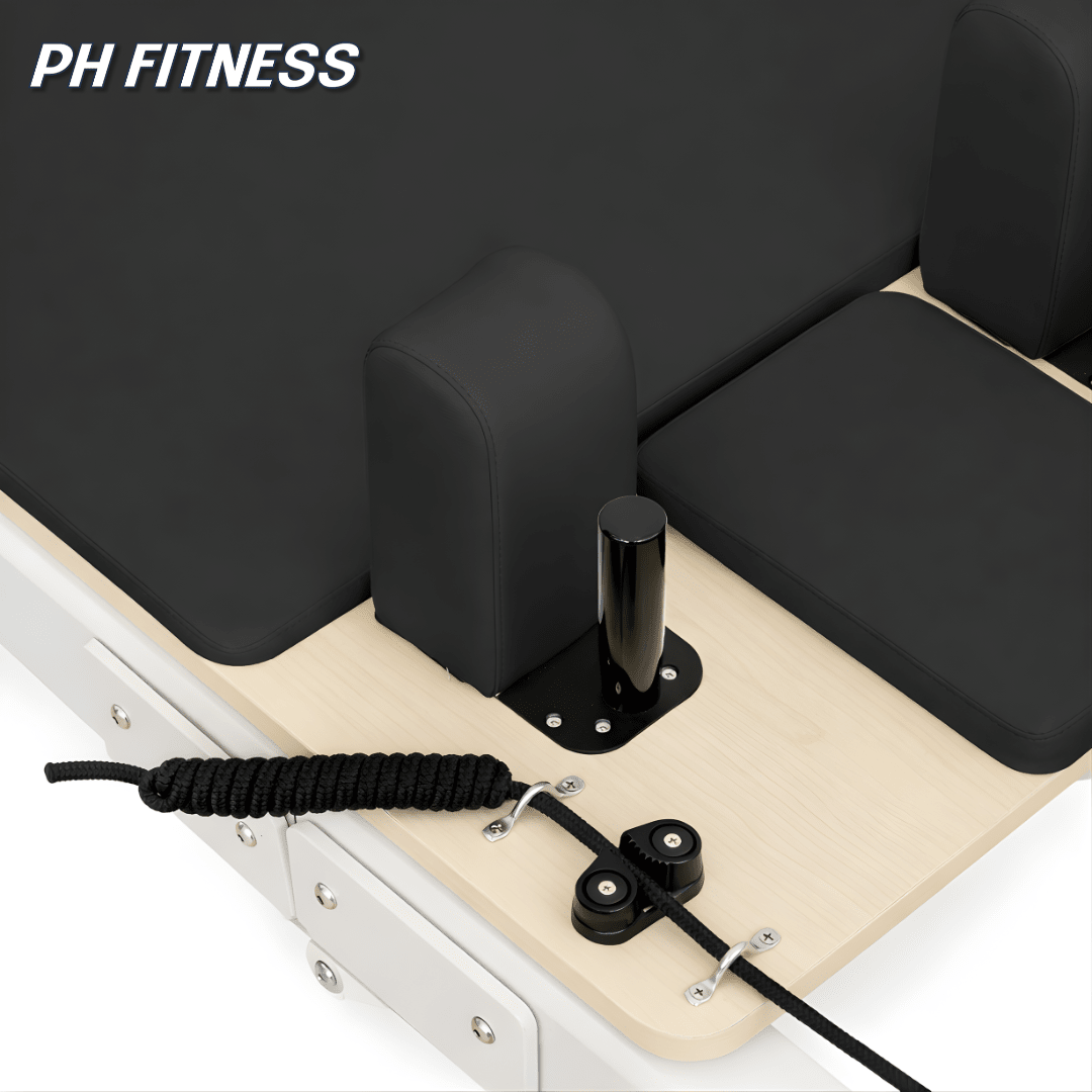 Nahaufnahme von Schlitten, Schulterstützen und Seilzug des Pilates Reformers