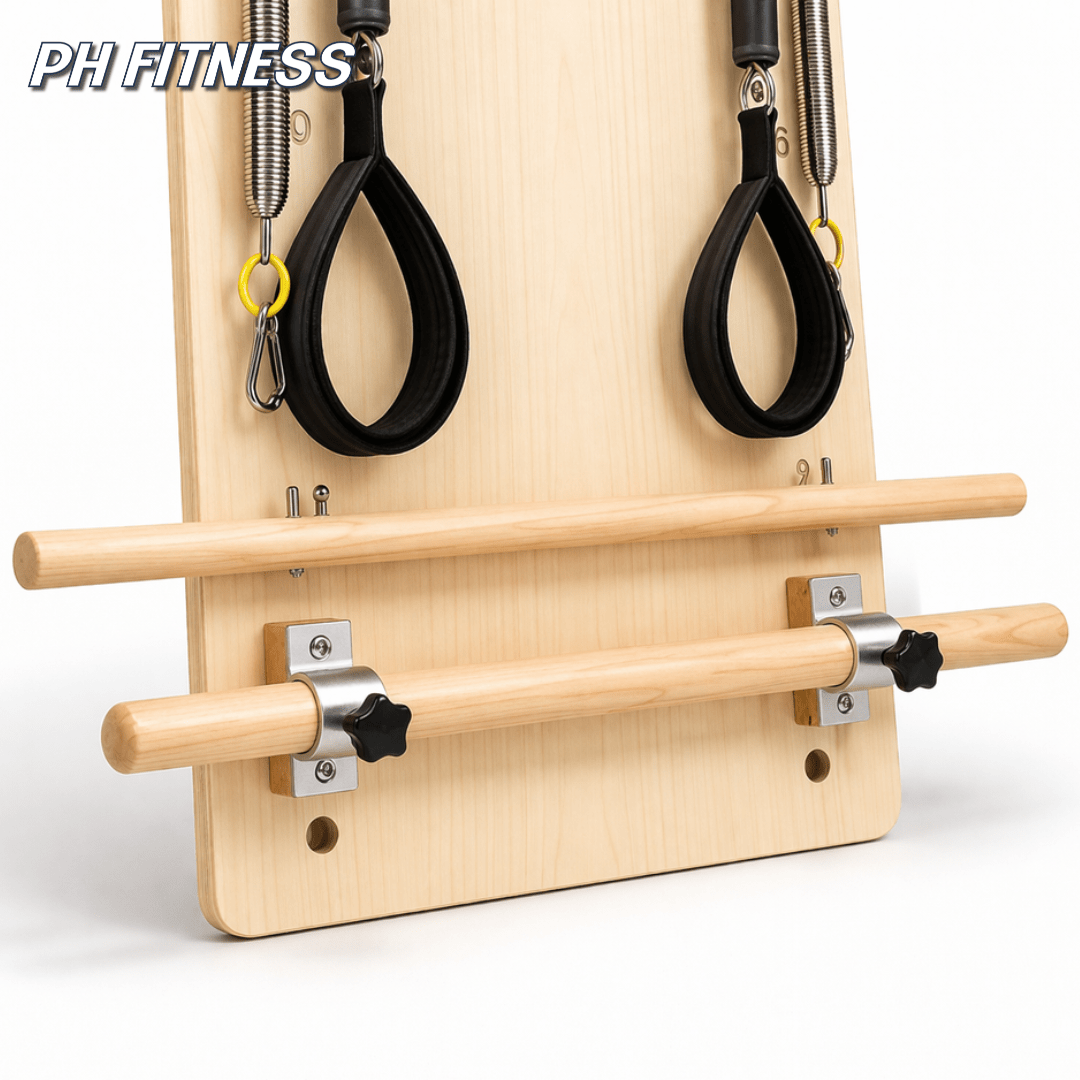 Detail der Hand- und Fußschlaufen sowie verstellbaren Holzstangen des Wandtrainers