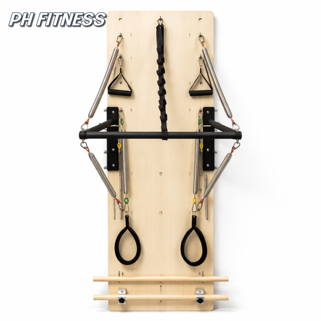 Vorderansicht des Pilates-Wandtrainers aus Holz mit Federn, Griffen und Push-through-Bar