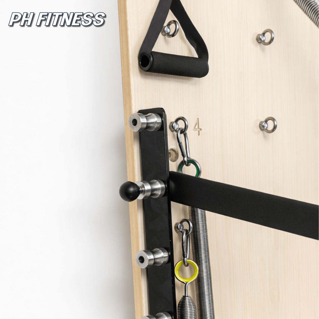 Detail der verstellbaren Befestigungspunkte und Push-through-Bar des Wandtrainers