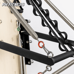 Detail der Federn und Push-through-Bar des Pilates-Wandtrainers