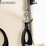 Detail der Fußschlaufen, Federn und nummerierten Befestigungspunkte des Wandtrainers