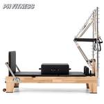 Seitenansicht des Pilates-Reformers aus Holz mit Half Trapeze Tower